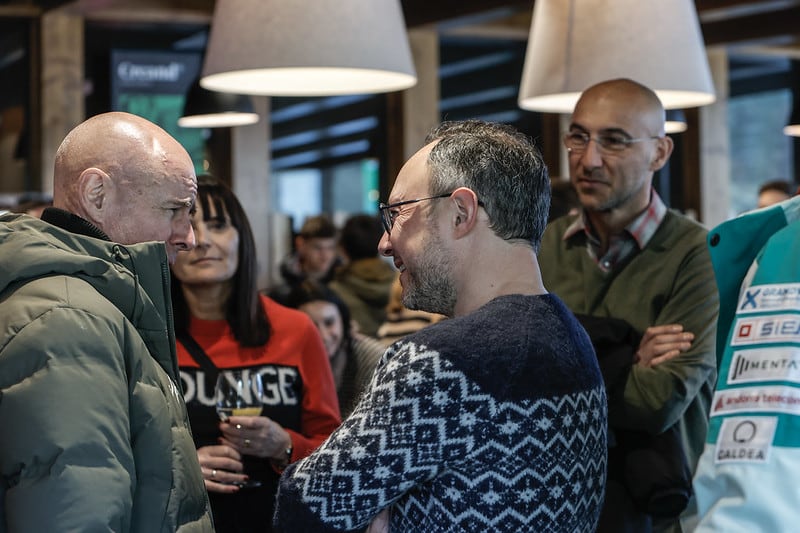 El president de la FIS, Johan Eliasch, conversa amb el cap de Govern