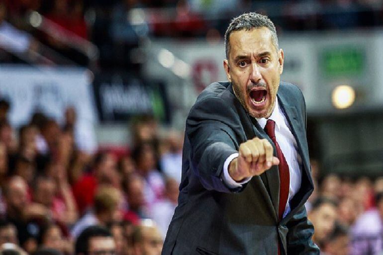 Jota Cuspinera dando instrucciones a sus jugadores en el pabellón Príncipe Felipe