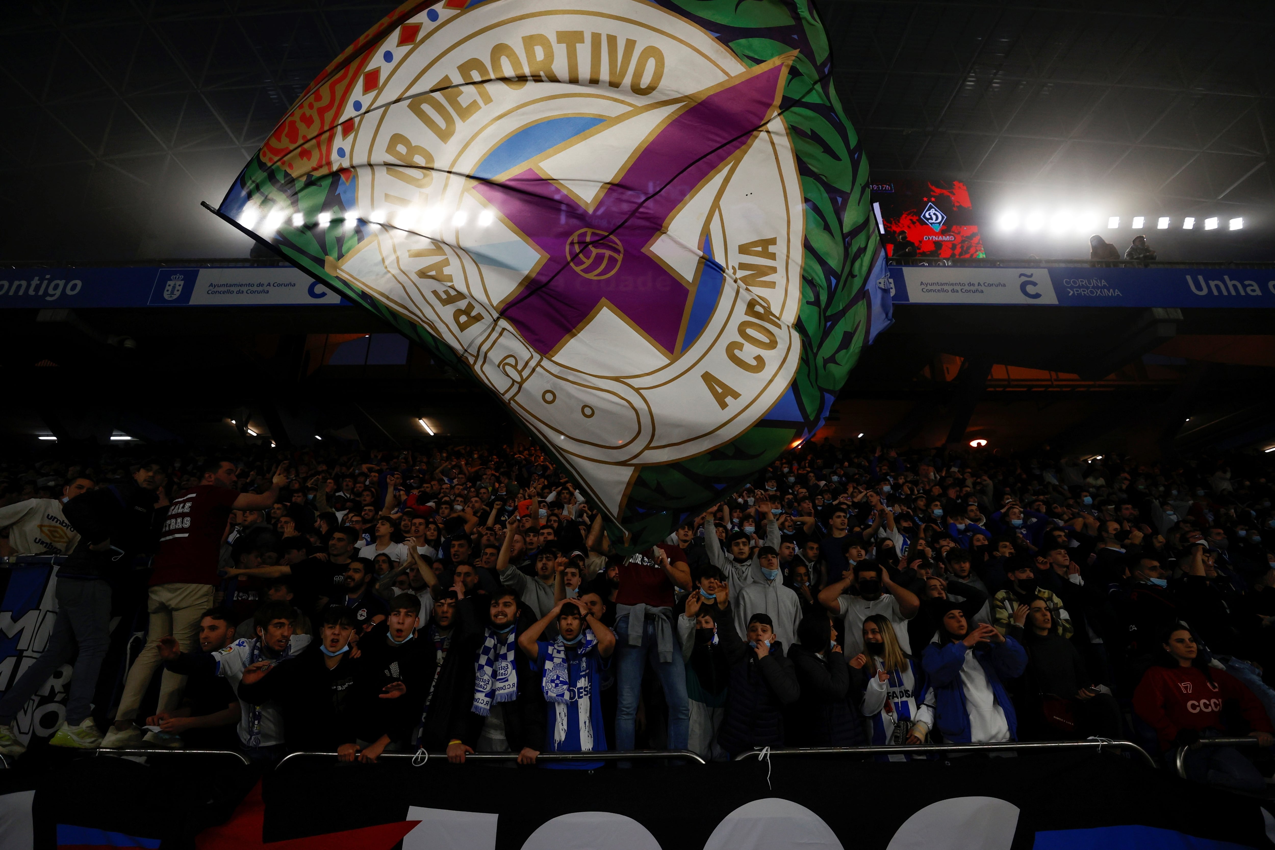 A CORUÑA, 09/02/22.- Miles de personas asisten este miércoles al partido correspondiente a los dieciseisavos de final de la UEFA Youth League, que ha enfrentado en el estadio de Riazor al Deportivo y al Dynamo de Kiev. EFE/ Cabalar
