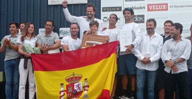 Leonardo Armas, el último por la derecha, en el podium.