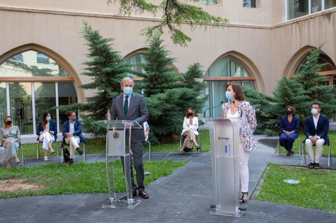 El alcalde de Zaragoza, Jorge Azcón, y la vicealcaldesa, Sara Fernández,  en la rueda de prensa de balance de los dos años del equipo de gobierno PP - CS 