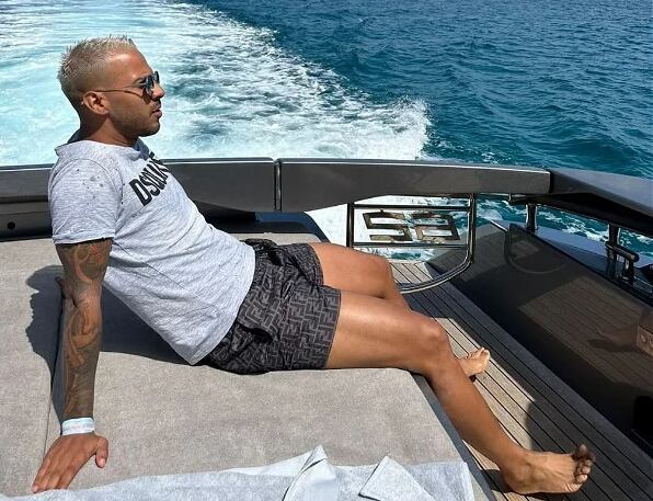 Jonathan Viera al sol de Ibiza en plenas vacaciones.