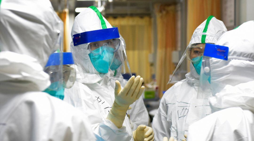 Una infermera de cures intensives d'un hospital xinès explica als seus companys les mesures de seguretat a seguir