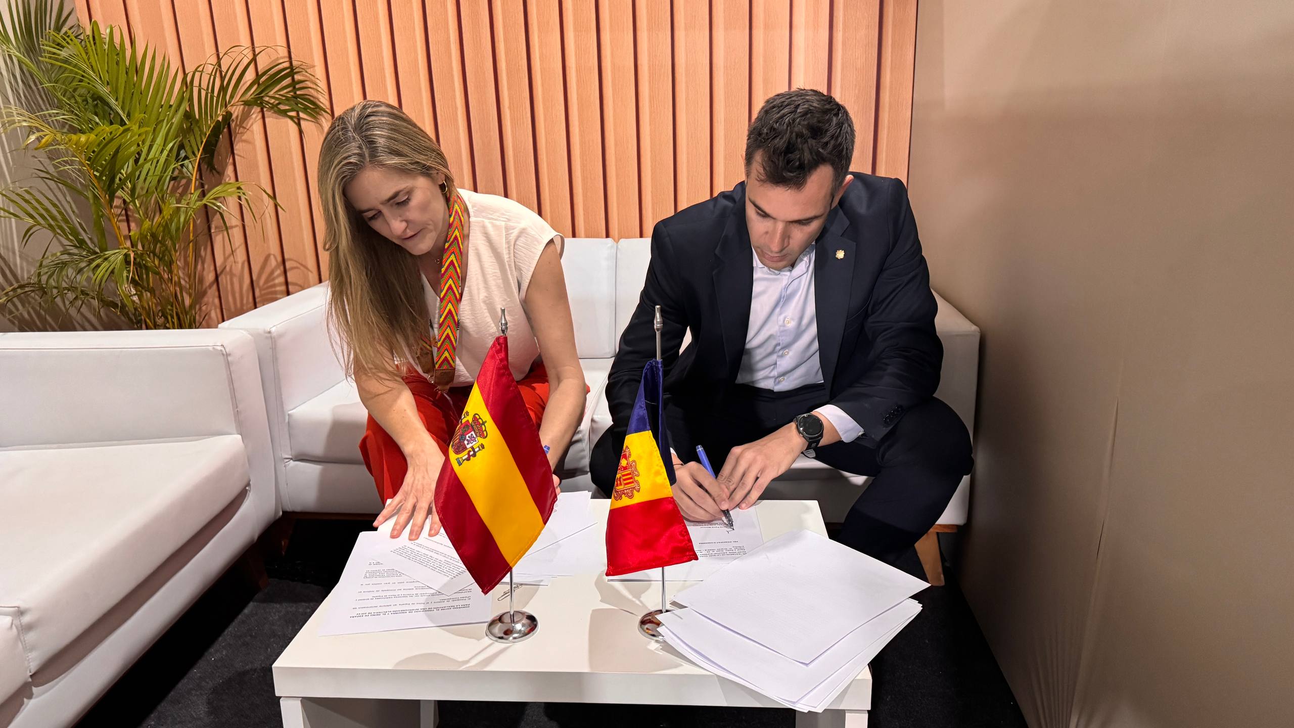 El secretari d'Estat de Transició Energètica, David Forné, i la ministra de Transició Energètica espanyola, Sara Aagesen, signen el conveni internacional per a la realització d'una nova interconnexió elèctrica entre els dos països en el marc de la COP30