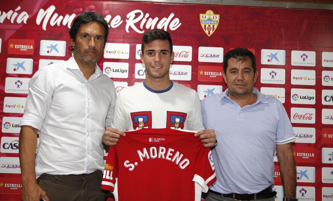 Gonzalo Gaitán, Simón Moreno y el padre del futbolista en la presentación.
