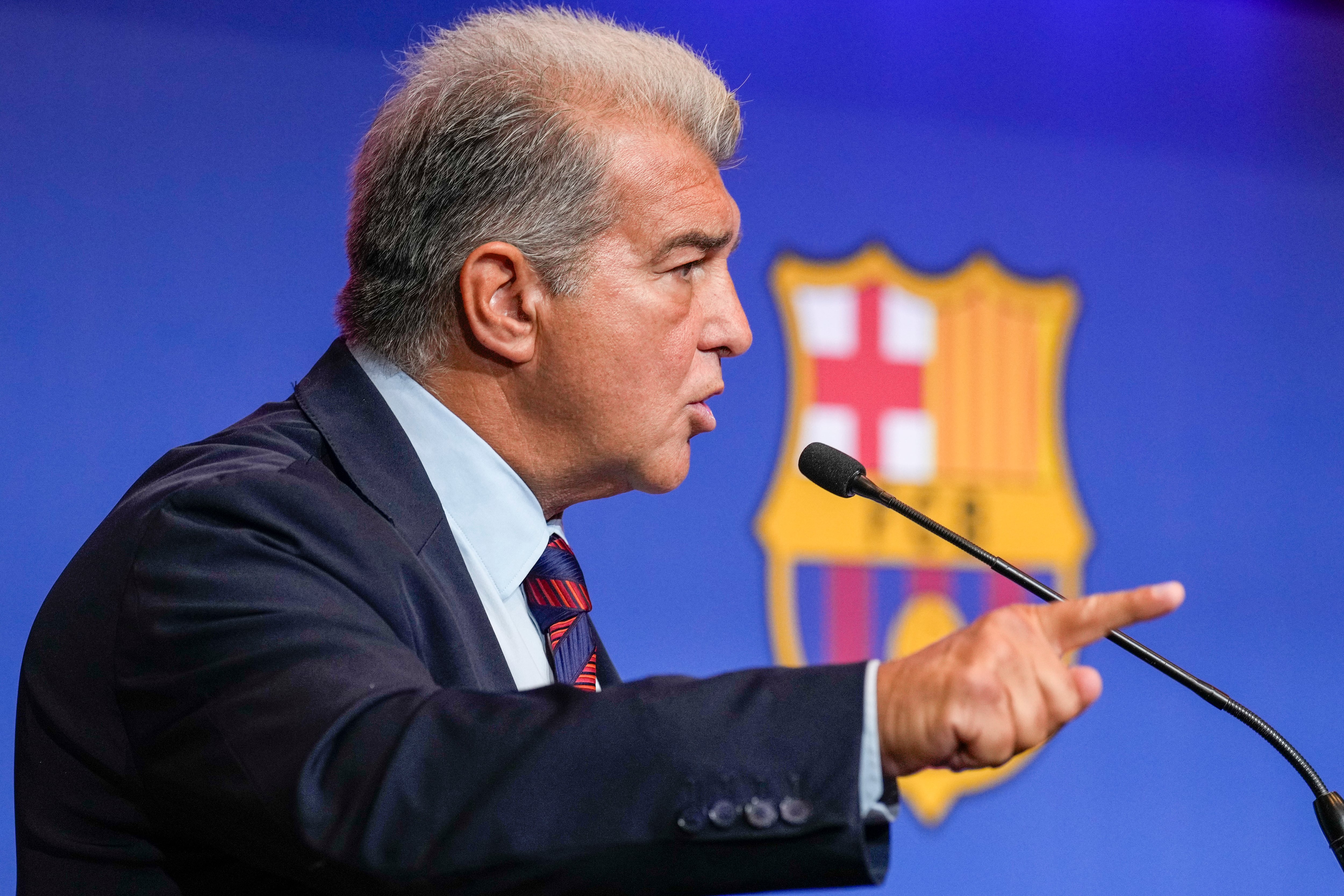 El presidente del FC Barcelona, Joan Laporta, durante la rueda de prensa ofrecida este martes para valorar el estado actual de la entidad azulgrana tras el cierre del mercado estival de fichajes. EFE/ Alejandro García