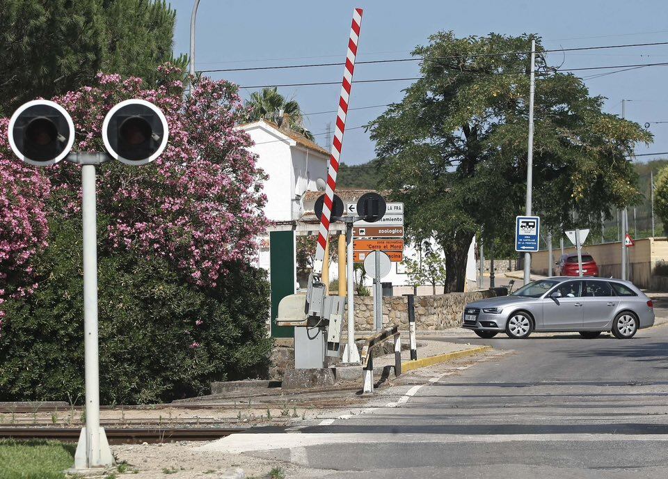 Uno de los pasos a nivel ubicados en Castellar de la Frontera.