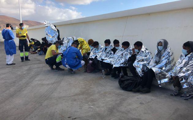 Los migrantes siendo atendidos por efectivos de EMERLAN y sanitarios del consultorio de La Graciosa.