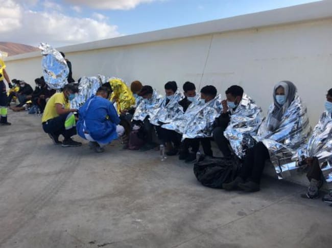 Los migrantes siendo atendidos por efectivos de EMERLAN y sanitarios del consultorio de La Graciosa.