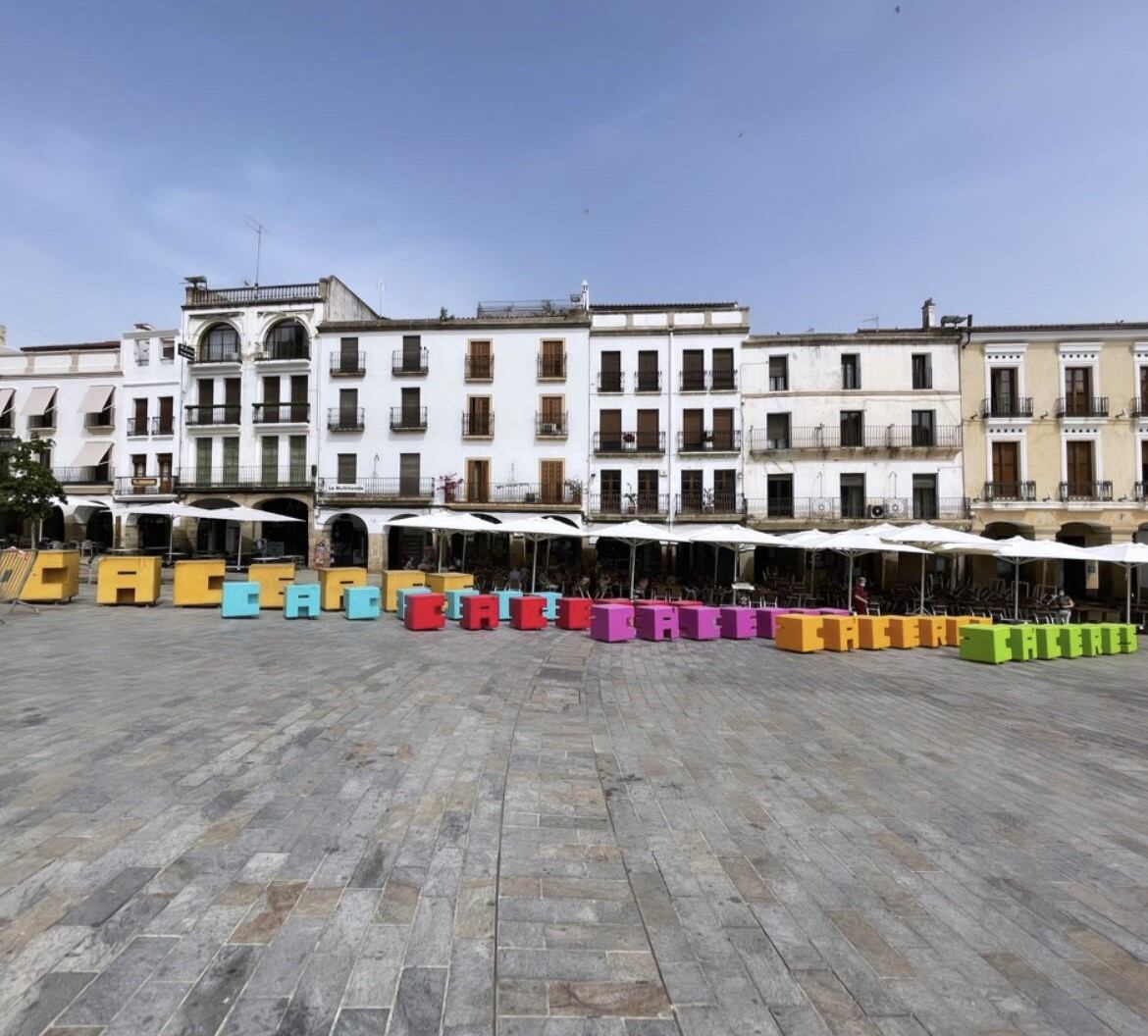 Letras de Cáceres expuestas provisionalmente en la Plaza Mayor, junto a las originales