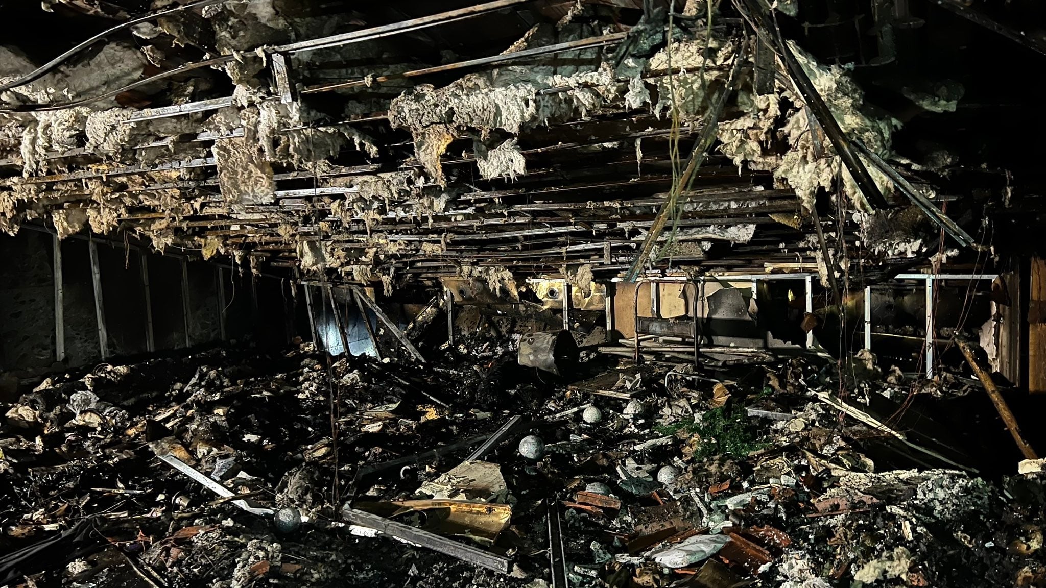 Estat en què ha quedat el vestíbul del Centre cultural lauredià després de l'incendi declarat la passada matinada.