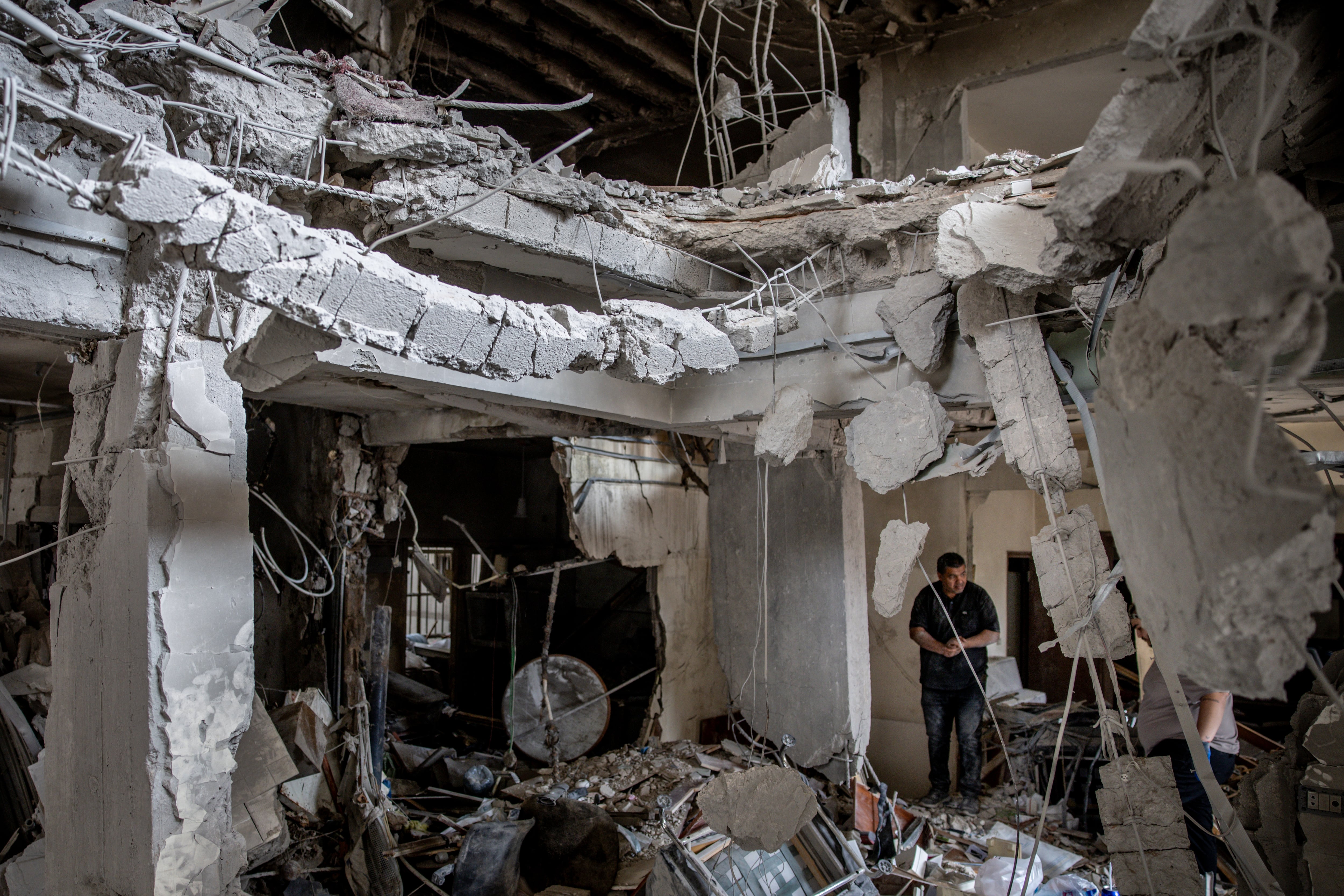 Un hombre observa los escombros de un edificio en el Líbano tras un ataque israelí este jueves.