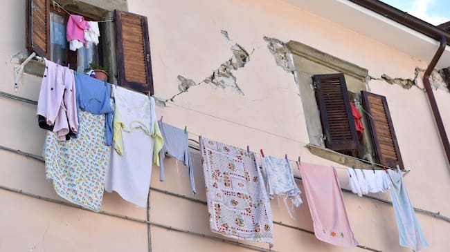 Ropa aún tendida en uno de los edificios afectados en Accumuli.