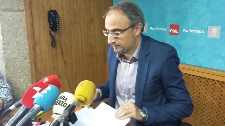 El portavoz del PSOE, Olegario Ramón aboga por la municipalización del servicio de transporte público para acabar con la alegalidad en que se encuentra el contrato del TUP, prorrogado desde 2012