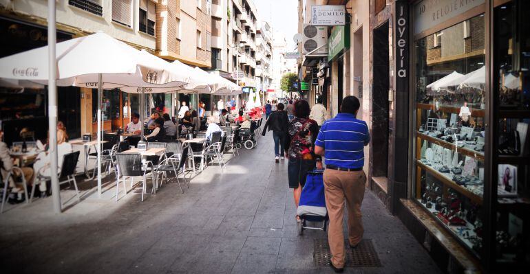 Vecinos de Jaén circulan por la calle San Clemente de la capital.