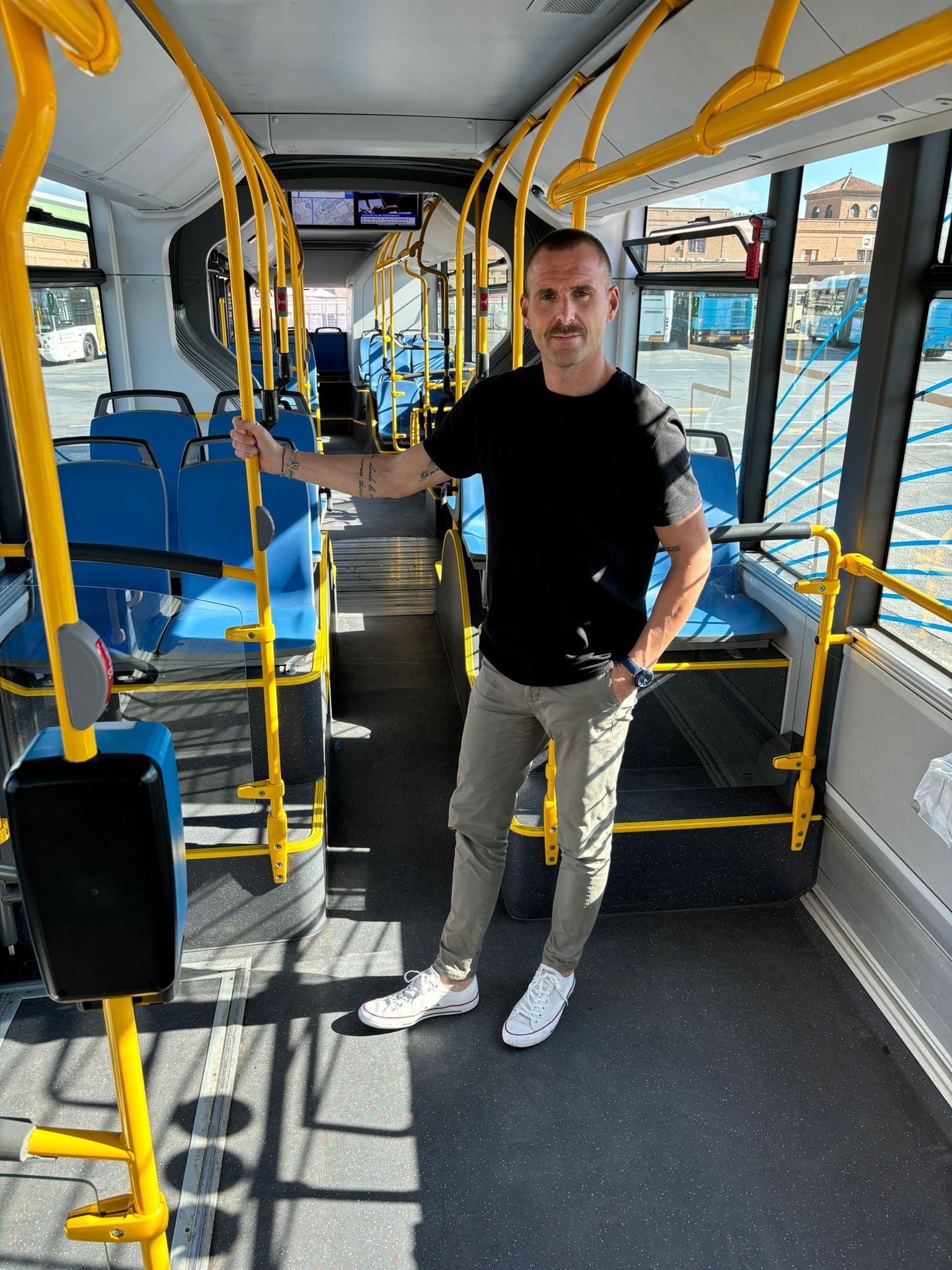 Banderas en el interior de un autobús de la EMT en Málaga