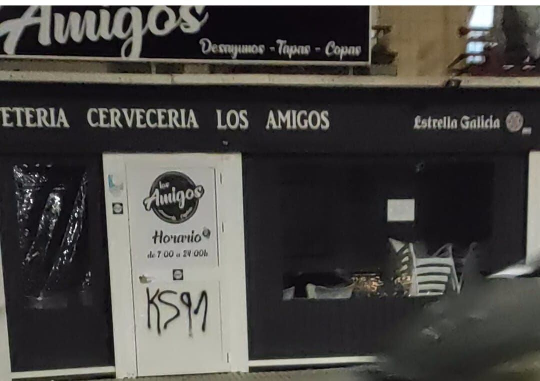 Pintadas en la cervecería Los Amigos, desde donde saldrán los jugadores del Xerez CD a Chapín