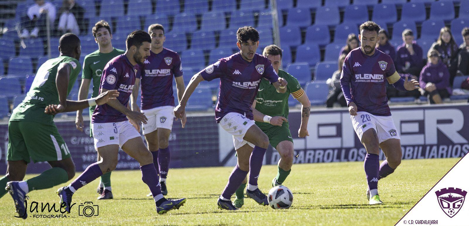 Stevens autor del gol anulado conduce el balón