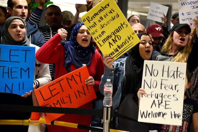 Docenas de manifestantes protestan el decreto del presidente Trump