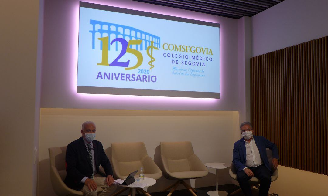 Momento de la reunión entre Enrique Guilabert y Pedro Palomo en la nueva sede del coleguio oficial de médicos