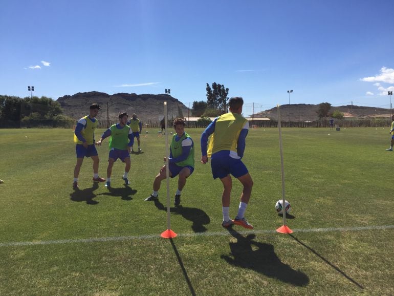 Los jugadores del Hércules entrenando en las instalaciones de Fontcalent