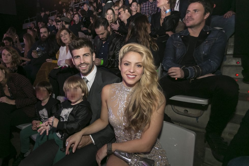 Shakira y Piqué con sus dos hijos en una gala