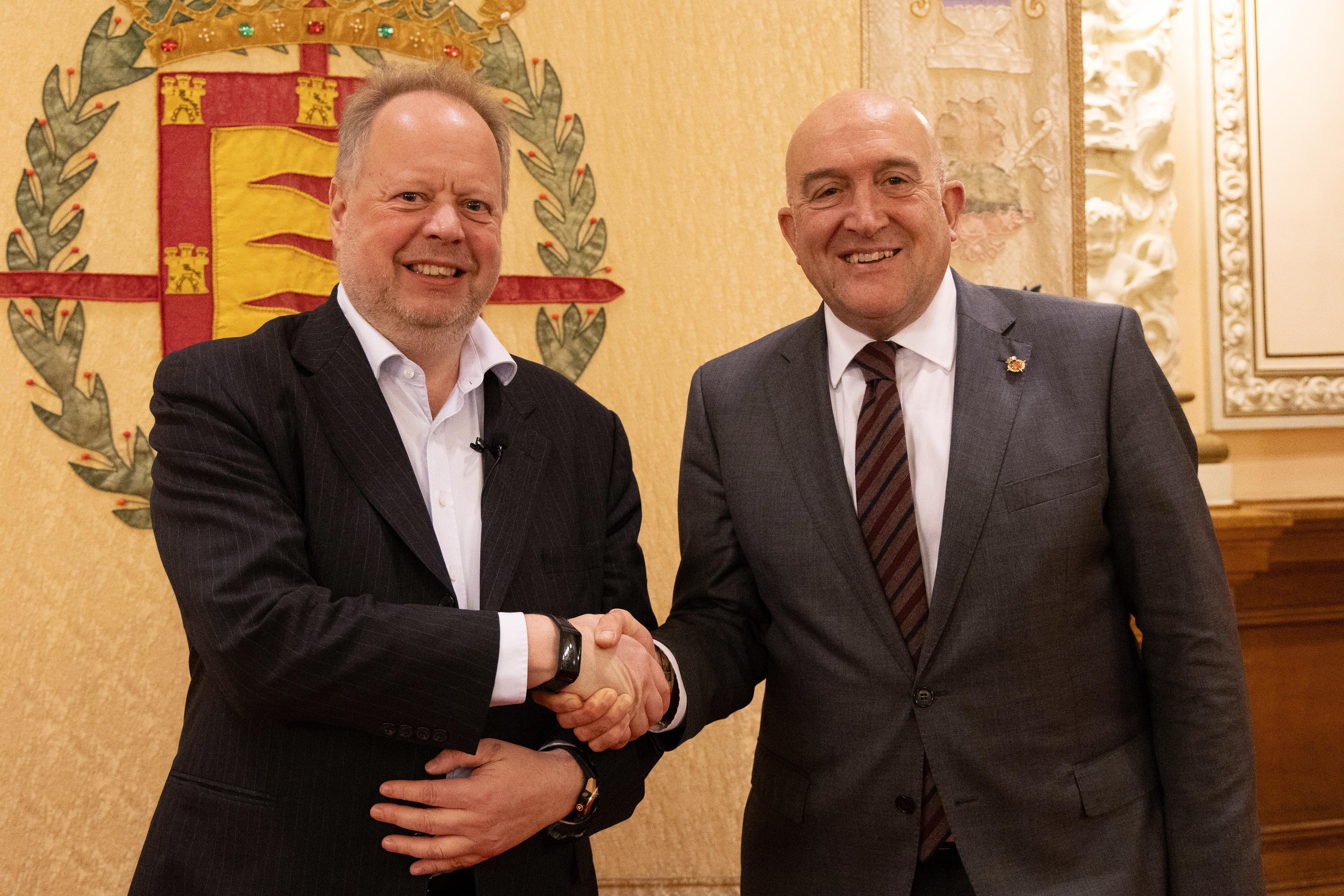 El presidente de InoBat, Andy Palmer (i), junto al alcalde de Valladolid, Jesús Julio Carnero (d)