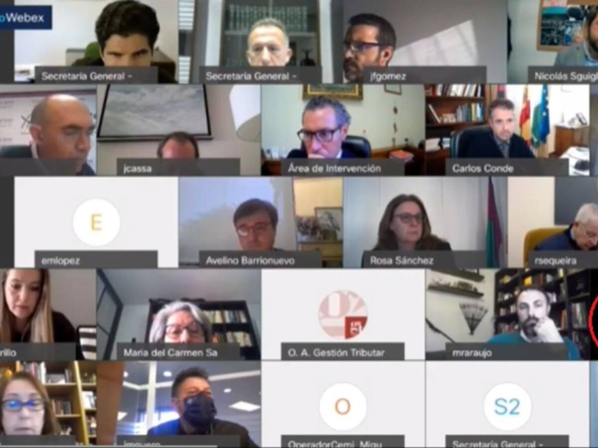 Controversia por las imágenes de la concejala Ruth Sarabia conduciendo durante una Comisión de Economía