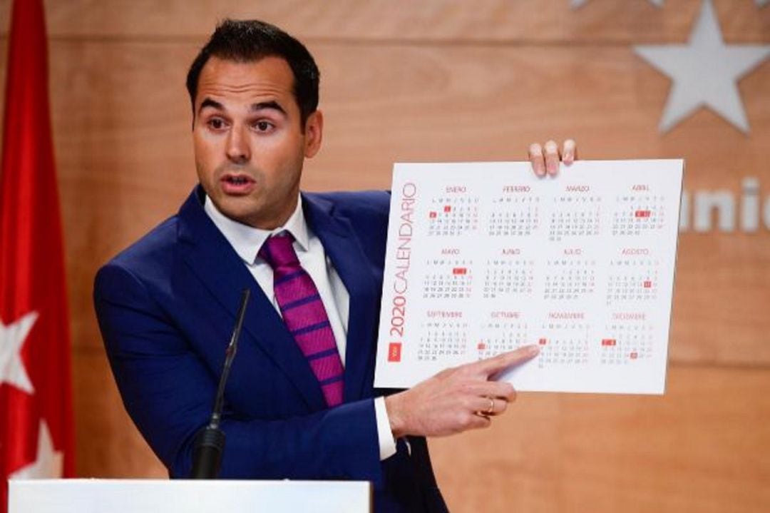 Ignacio Aguado mostrando el calendario laboral de la Comunidad de Madrid para 2020