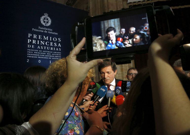 El presidente Javier Fernández, atendiendo a la prensa tras el fallo del premio Princesa de la Concordia, que presidía