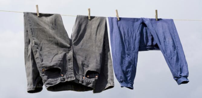 Pantalones colgados en un tendedero