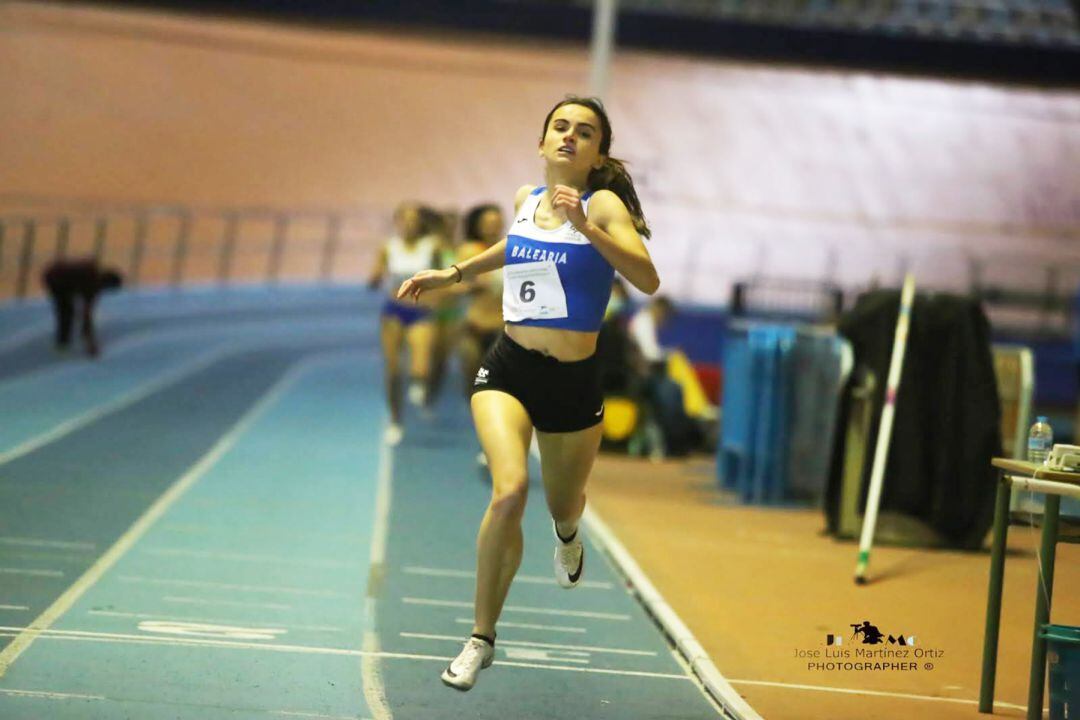 Leire Bisquert cruzando la meta.