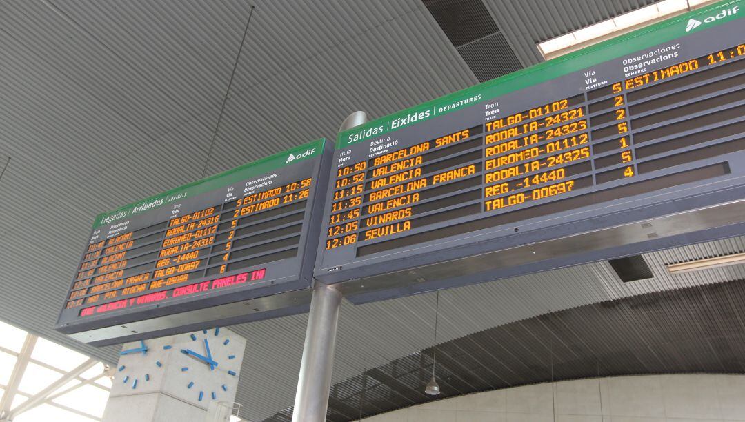 Panel informativo de salidas y llegadas de trenes en la estación de Castelló