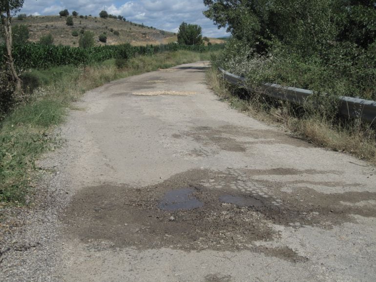 Imagen del camino rural que da acceso a San Andrés del Congosto, lleno de baches.