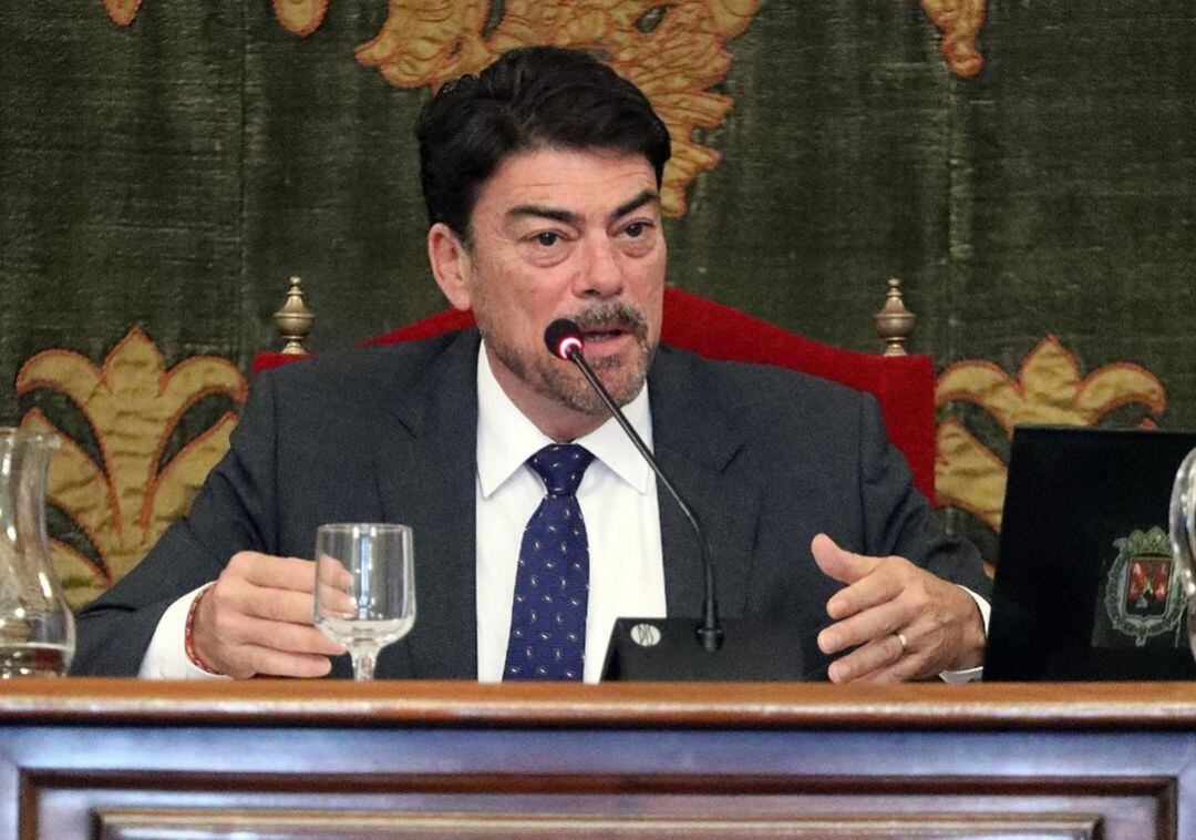 El alcalde Luis Barcala durante un pleno municipal. Foto de archivo.