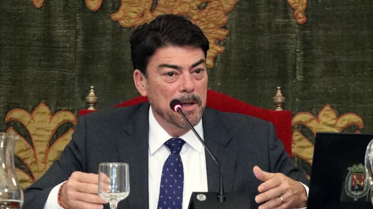 Se le complica el último Pleno de la legislatura a Barcala: Dos protestas y la dimisión de un edil