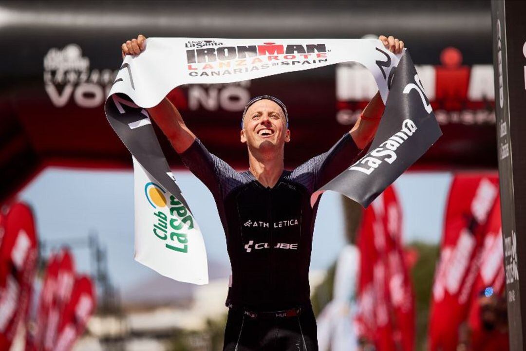 Andi Boecherer entrando en la línea de meta como ganador del Ironman Lanzarote 2021.