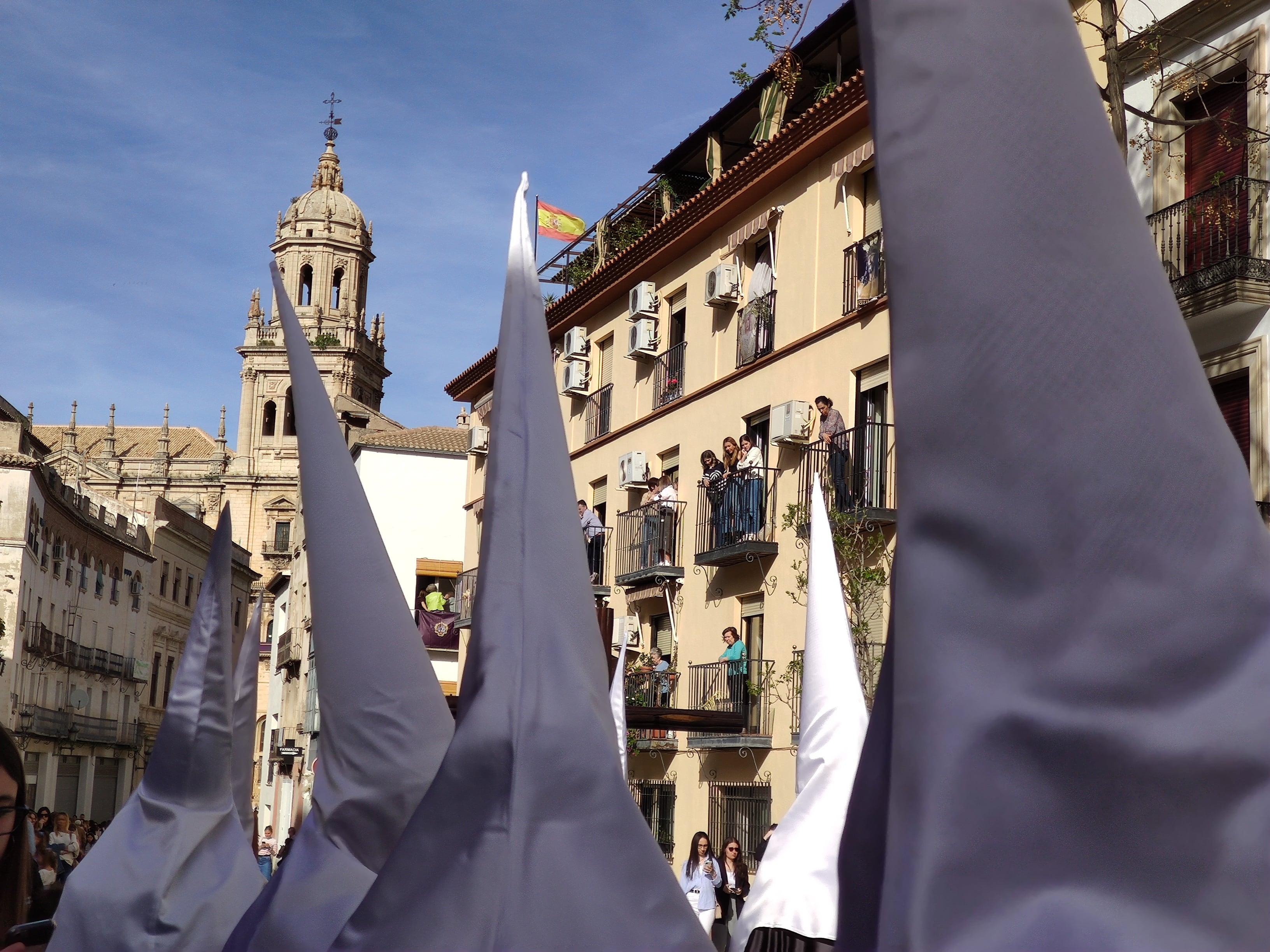 Nazarenos encaminándose a la Catedral de Jaén durante un día soleado de Semana Santa