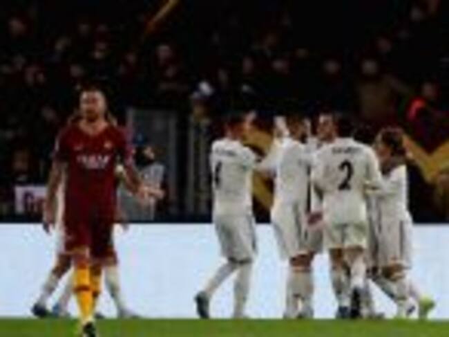 ROME, ITALY - NOVEMBER 27: Lucas Vazquez with his teammates of Real Madrid celebrates after scoring the team's second goal during the group G match of the UEFA Champions League between AS Roma and Real Madrid at Stadio Olimpico on November 27, 2018 in Rome, Italy. (Photo by Paolo Bruno/Getty Images)