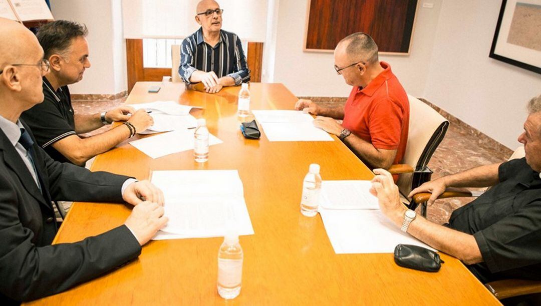 Botellas de plástico en una de las reuniones en el Ayuntamiento de Gandia.