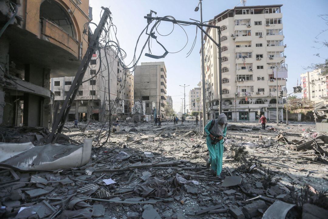 Una fotógrafa entre los escombros de la destrozada Torre Al-Jawhara en Gaza