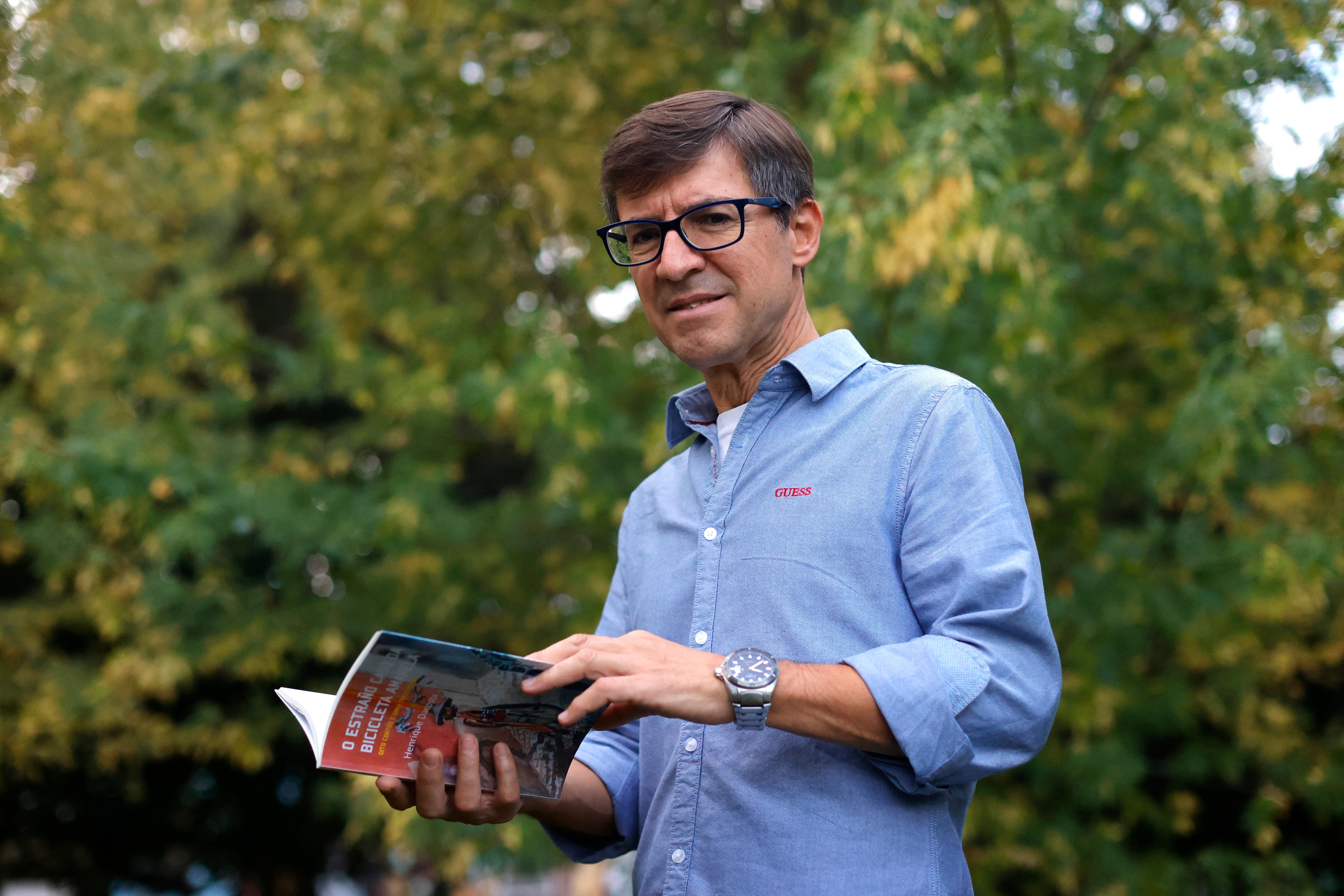 29.10.2022. Ferrol. Henrique Dacosta.  El escritor Henrique Dacosta habla con Efe tras la presentación de su último libro “ O estraño caso da bicicleta amarela” , compuesto entre otros por el relato del mismo título surgido tras la desaparición de la bicicleta de su hijo Foto:kiko delgado. 