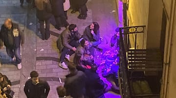 La plataforma Demanda Casco Antiguo denuncia botellones impunes y consentidos por el Ayuntamiento en la calle Laurel de Logroño