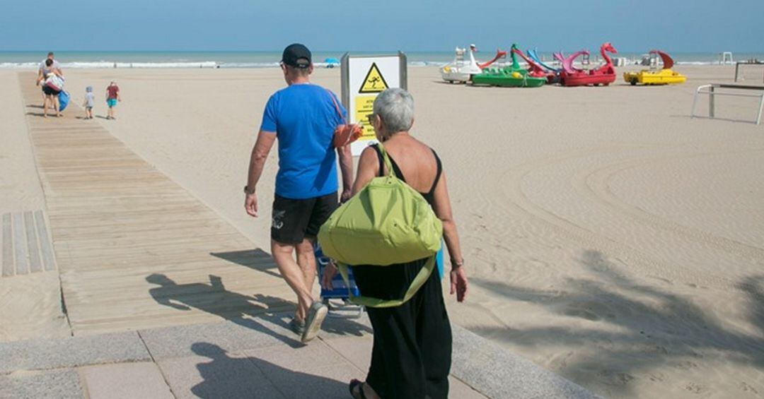 Turistas en la playa de Gandia.