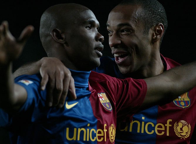 Eto&#039;o y Henry celebran uno de los goles azulgranas