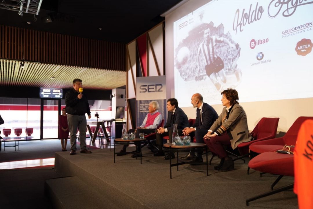 El actual presidente del Athletic, Aitor Elizegi junto a sus antecesores Julián Lertxundi, Fernando García Macua y Ana Urkijo escuchan a Iñigo Markínez.