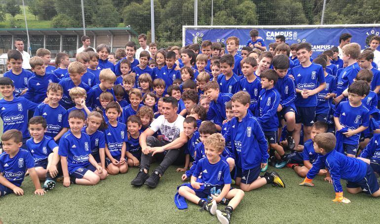 Saúl Berjón visita el campus del Real Oviedo en las Instalaciones Tensi.