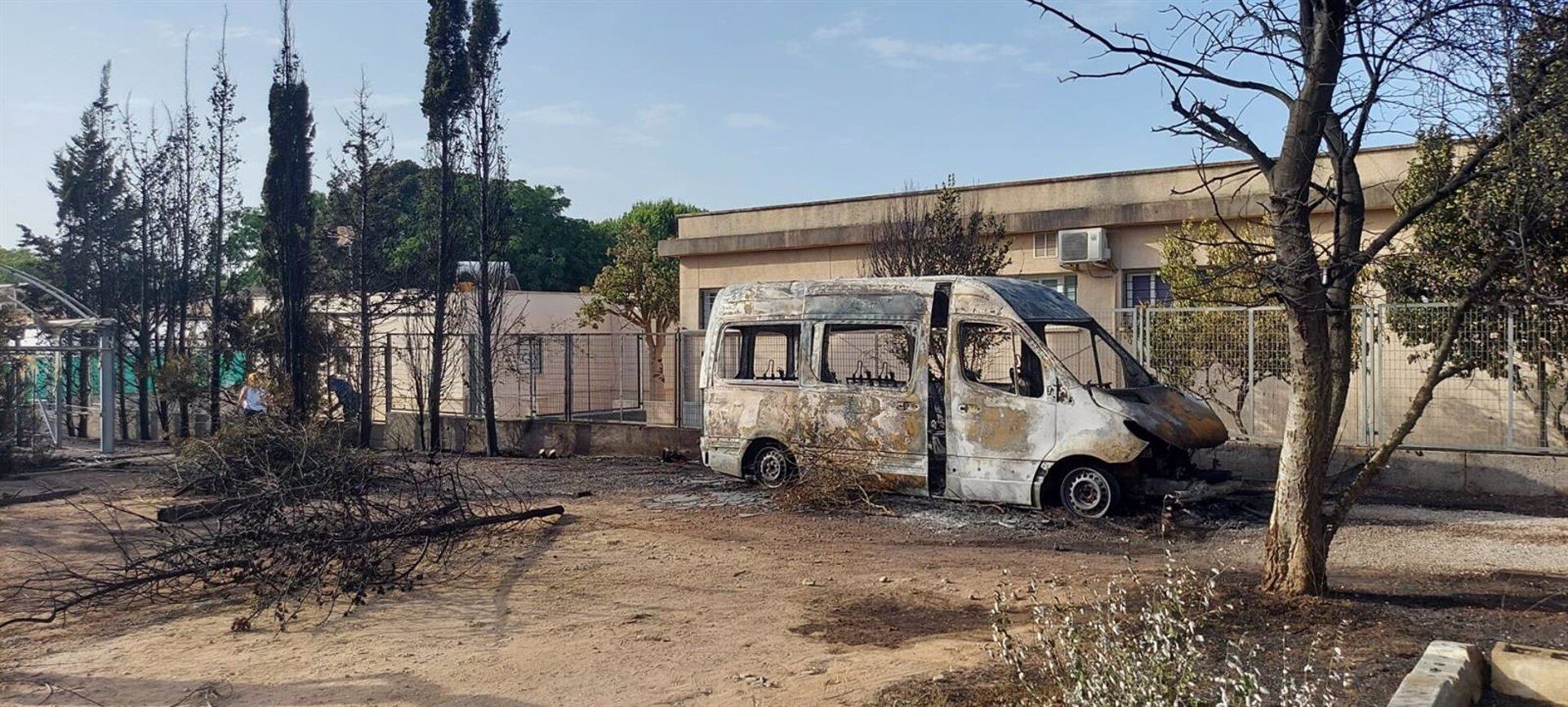 Furgoneta de Autismo Cádiz, calcinada durante el incendio en el parque de las Canteras, en Puerto Real