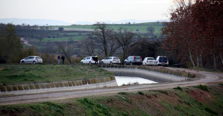 Imatge de Mossos d´'Esquadra investigant al punt on ha tingut lloc la mort d'un home per un tret, a Santa Maria de Montmagastrell