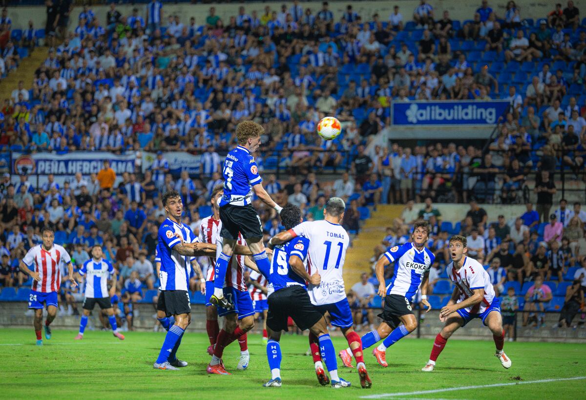 Jeremy de León, en un remate de cabeza durante el partido ante el Algeciras en el Rico Pérez